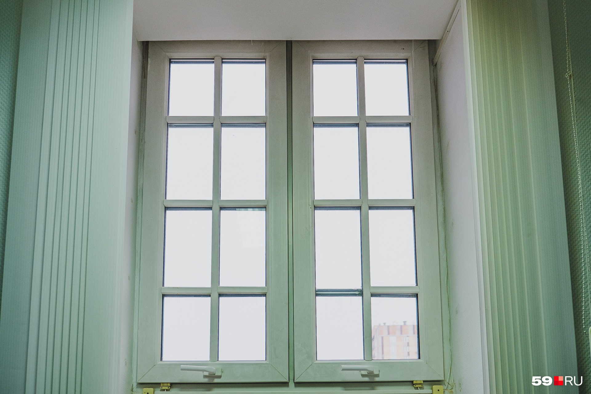Окно в кабинете — часть большой белой арки, которая видна снаружи