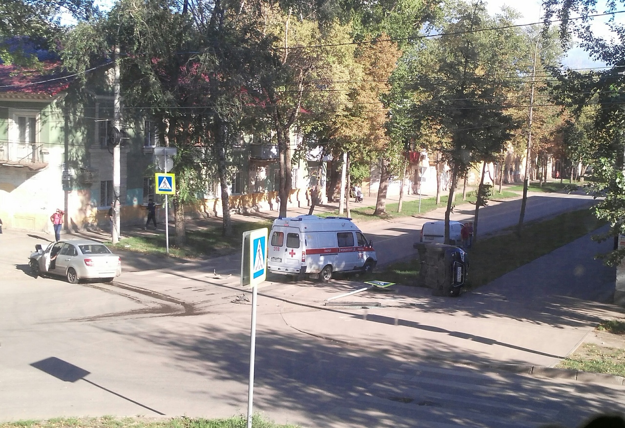 Вверх тормашками: недалеко от ДК Литвинова в Самаре столкнулись две легковушки