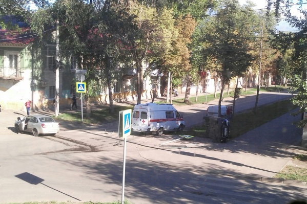 На место аварии выезжали врачи. Однако сведений о пострадавших нет На место аварии выезжали врачи. Однако сведений о пострадавших нет 