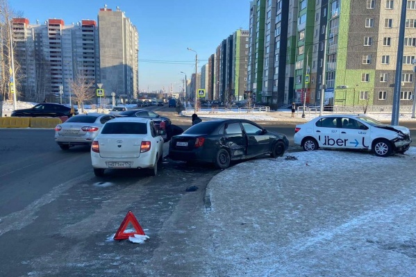 8 декабря Chevrolet Lacetti не уступил дорогу машинам на главной и спровоцировал массовое ДТП. Оказывается, проблема системная 8 декабря Chevrolet Lacetti не уступил дорогу машинам на главной и спровоцировал массовое ДТП. Оказывается, проблема системная