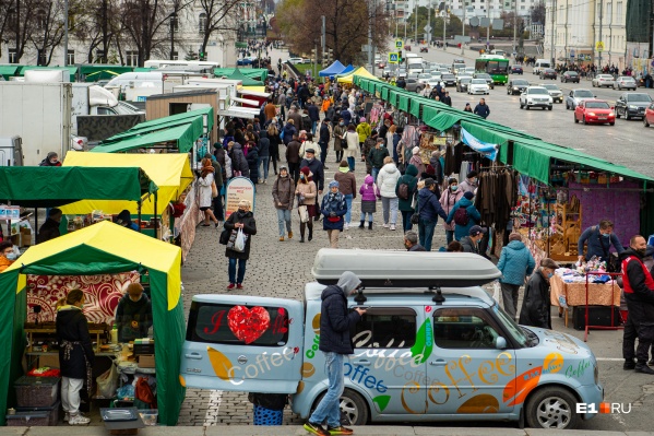 Вход на ярмарку только в масках, но и через них чувствуются аппетитные ароматы продуктов со всей России Вход на ярмарку только в масках, но и через них чувствуются аппетитные ароматы продуктов со всей России