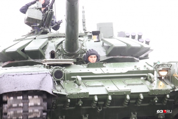 Участники парада были без масок Участники парада были без масок
