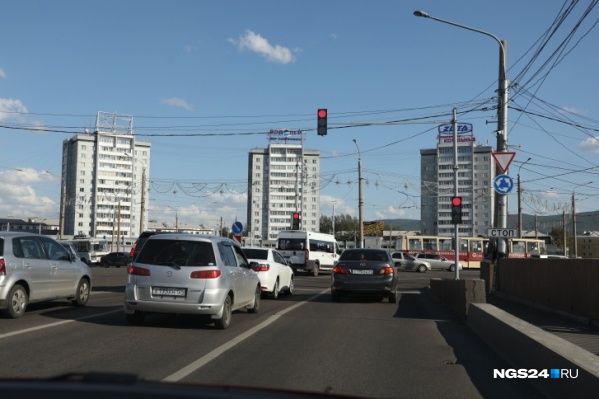 Светофор включают в ручном режиме с появлением заторов Светофор включают в ручном режиме с появлением заторов