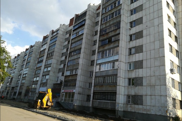Тело малыша обнаружили поздно вечером возле этого дома Тело малыша обнаружили поздно вечером возле этого дома