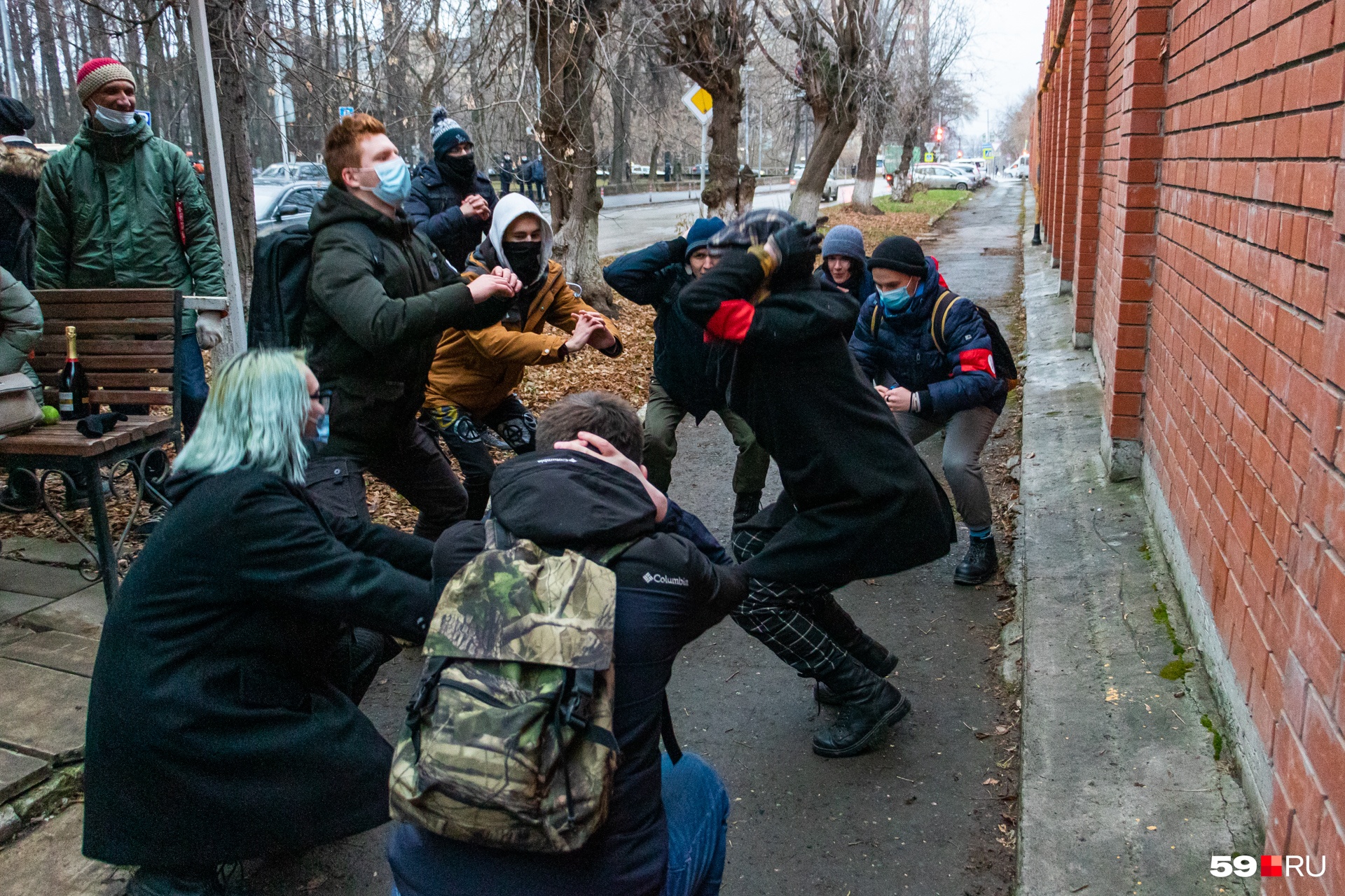 Чтобы не замерзнуть, ребята начали делать зарядку Чтобы не замерзнуть, ребята начали делать зарядку