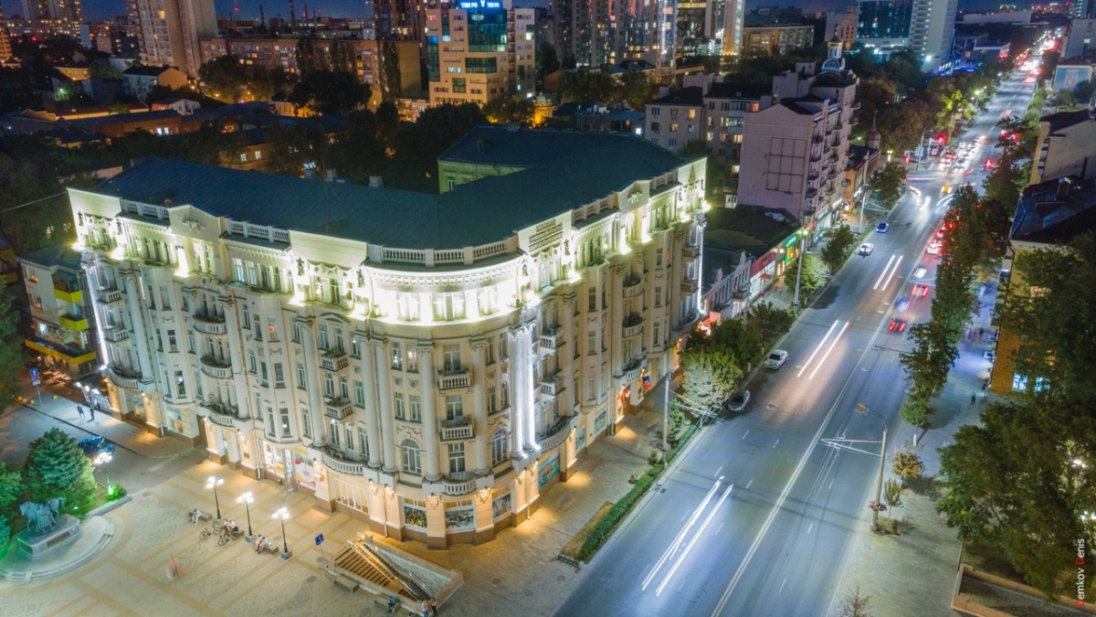 Это монументальное здание стоит в каком городе?