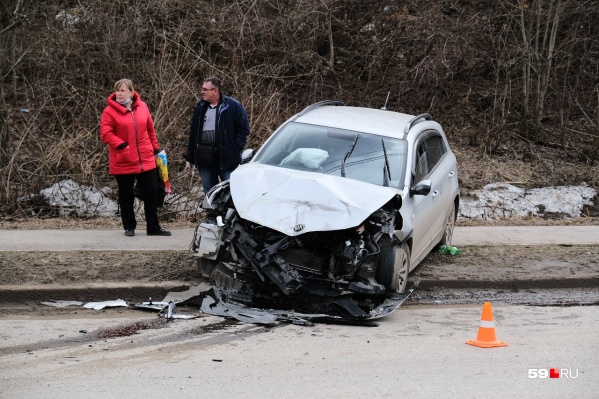 Автомобиль после удара отлетел на несколько метров Автомобиль после удара отлетел на несколько метров