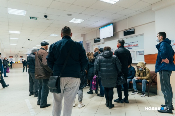 В очередь за талонами выстроились около 20 человек В очередь за талонами выстроились около 20 человек