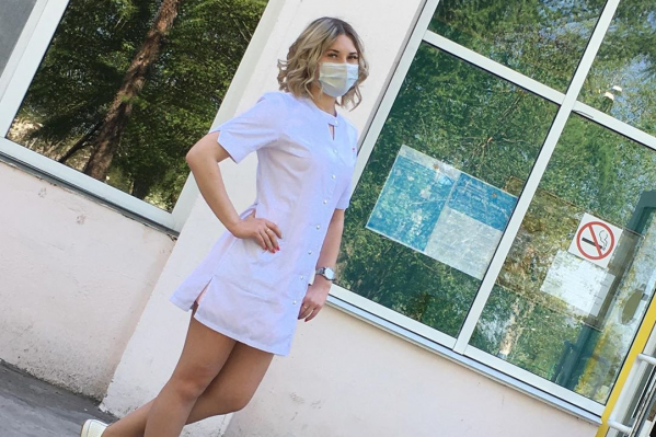 Даже позируя для фотографий, омские медсёстры не снимают маску Даже позируя для фотографий, омские медсёстры не снимают маску