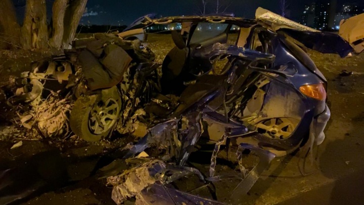 В страшной ночной аварии автобуса и Peugeot погиб молодой тюменец