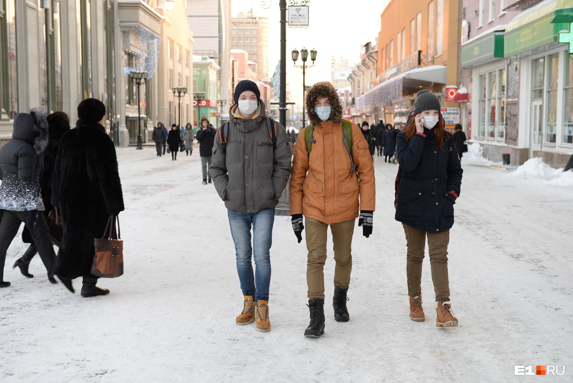 Когда жителям Свердловской области разрешат снять маски? Отвечает полпред