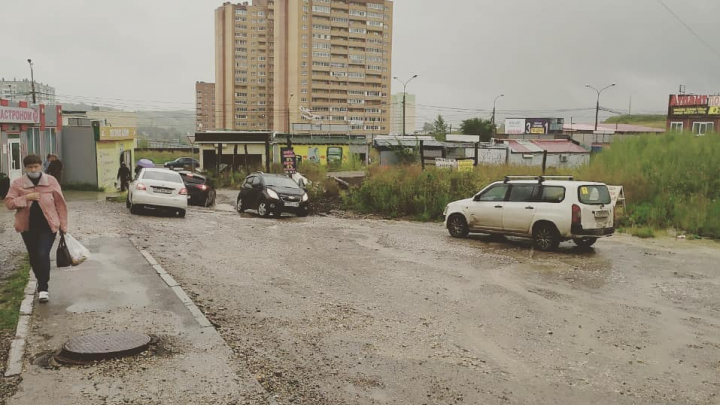 Жители ЖК «Снегири», отчаявшиеся ждать ремонта дороги, сделали ей страницу в Instagram