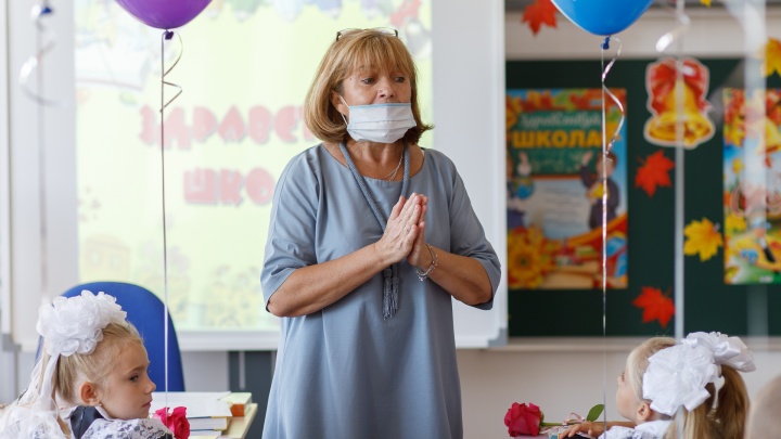 Учителям Волгоградской области разрешили не носить маски