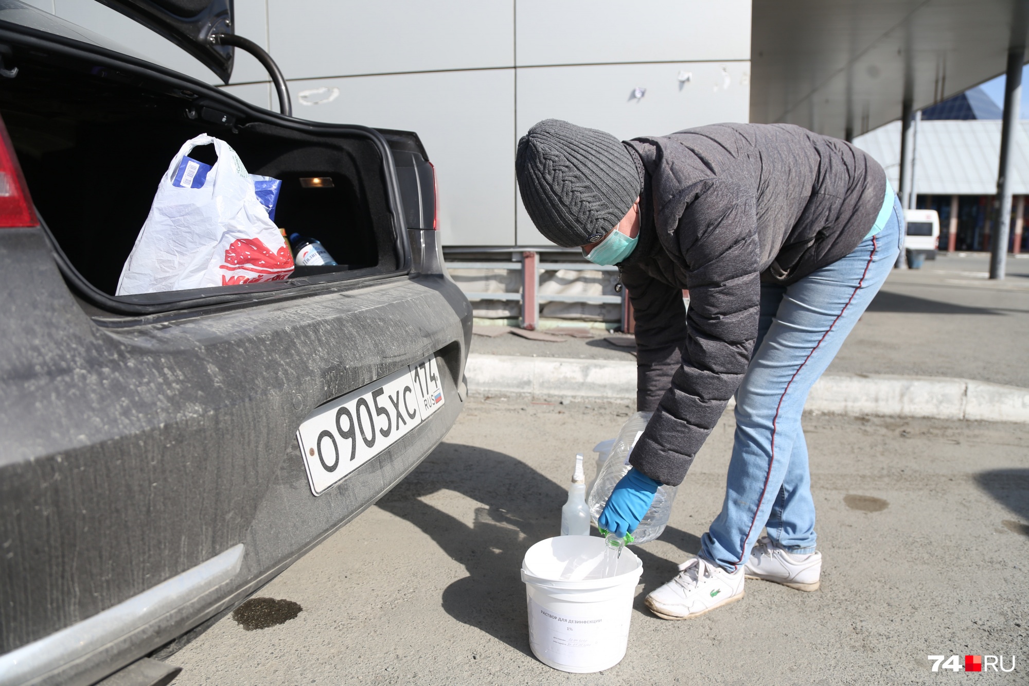 Воду разбавляют специальным дезинфицирующим средством Воду разбавляют специальным дезинфицирующим средством
