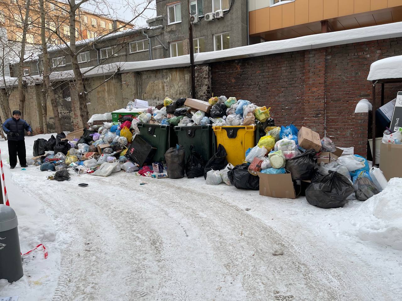Накануне, 29 декабря, читательница сообщила, что на Советской, 8 мусор не вывозили 6 дней Накануне, 29 декабря, читательница сообщила, что на Советской, 8 мусор не вывозили 6 дней 