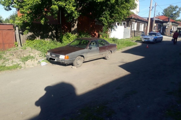 Иномарка не была поставлена на ручник и скатилась на пешехода Иномарка не была поставлена на ручник и скатилась на пешехода
