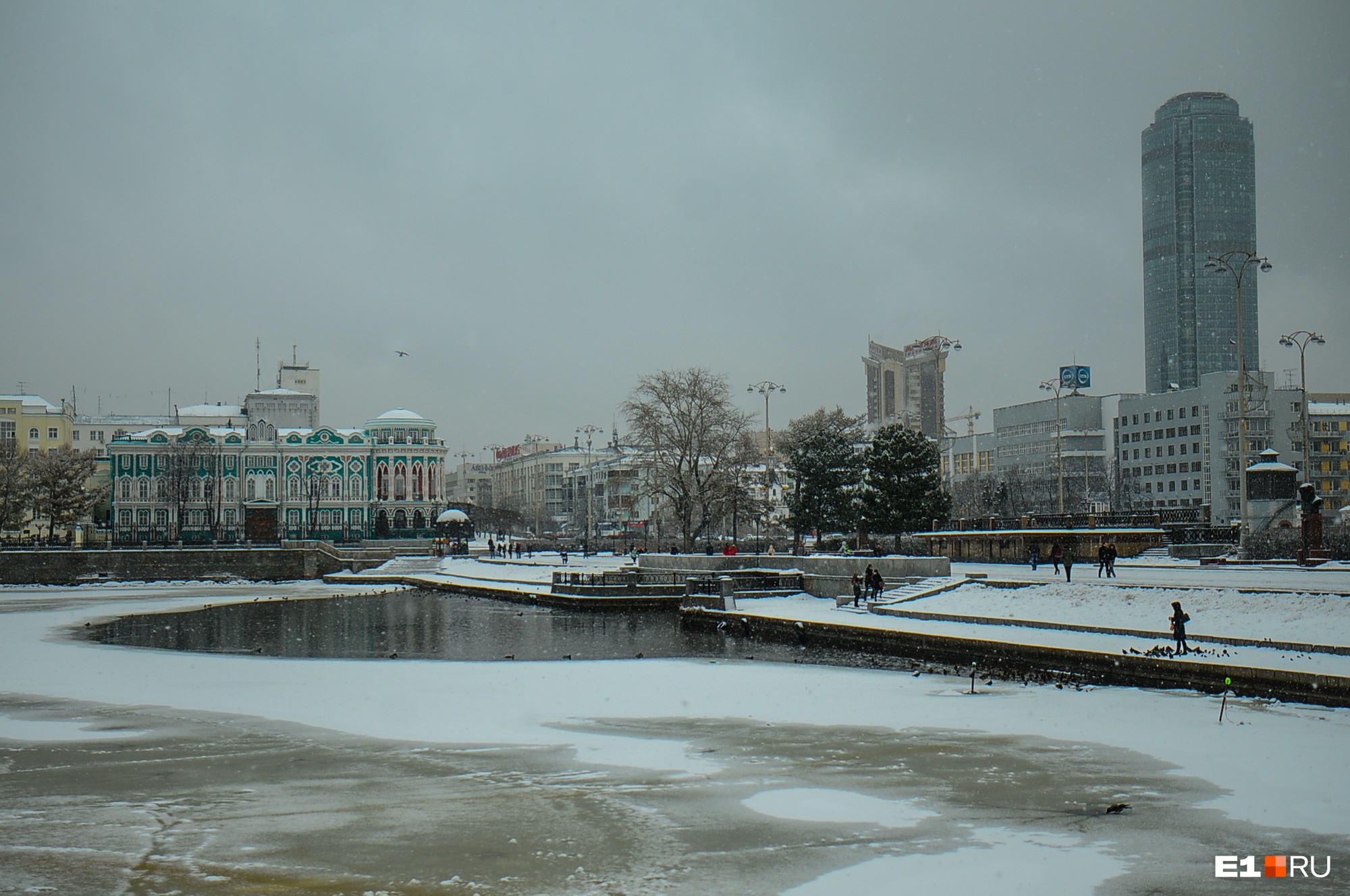 Екатеринбург за ночь засыпало снегом. Спасатели предупредили о гололедице