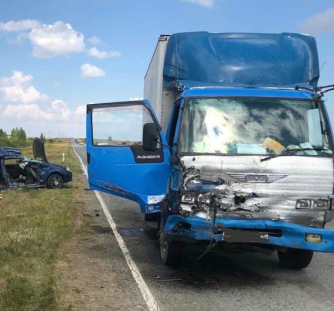 Грузовик снёс легковушку с трассы, но сам отделался лишь легкими повреждениями Грузовик снёс легковушку с трассы, но сам отделался лишь легкими повреждениями