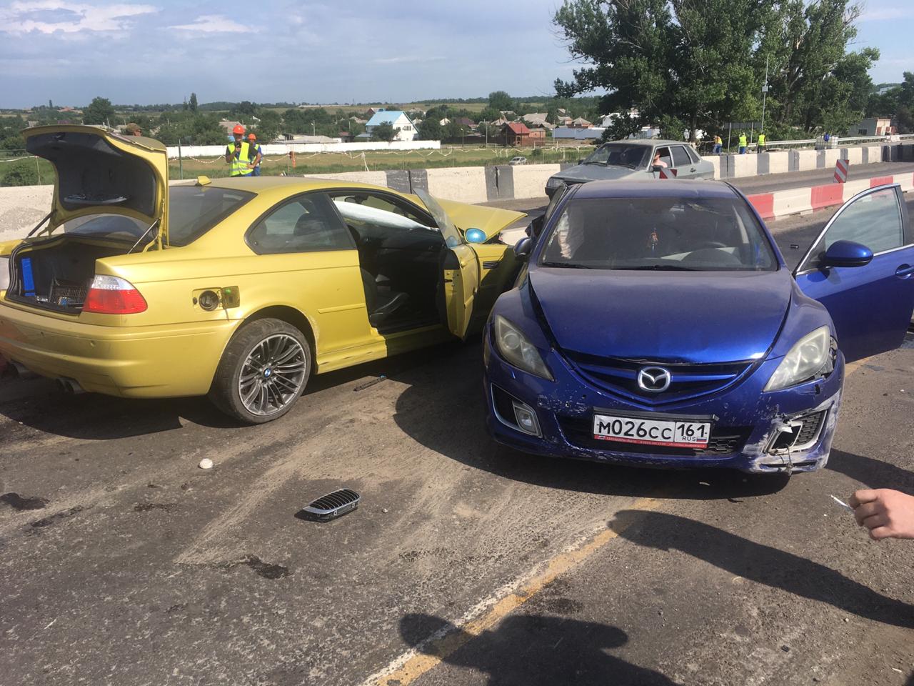 В Ростовской области BMW протаранила две другие иномарки. Есть пострадавшие