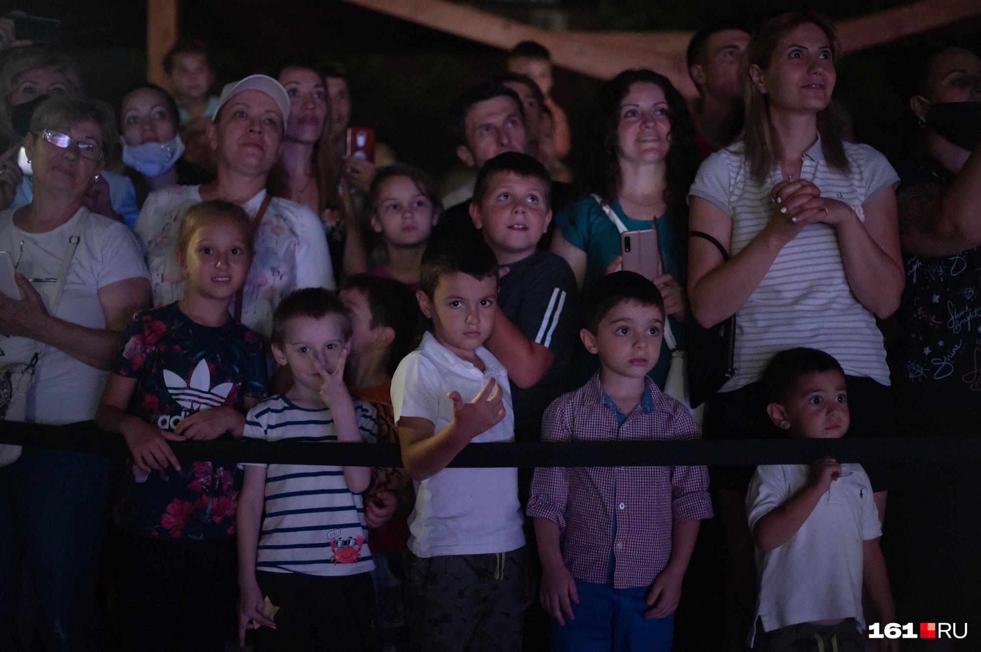 Только посмотрите, сколько восторга в глазах горожан! Только посмотрите, сколько восторга в глазах горожан!