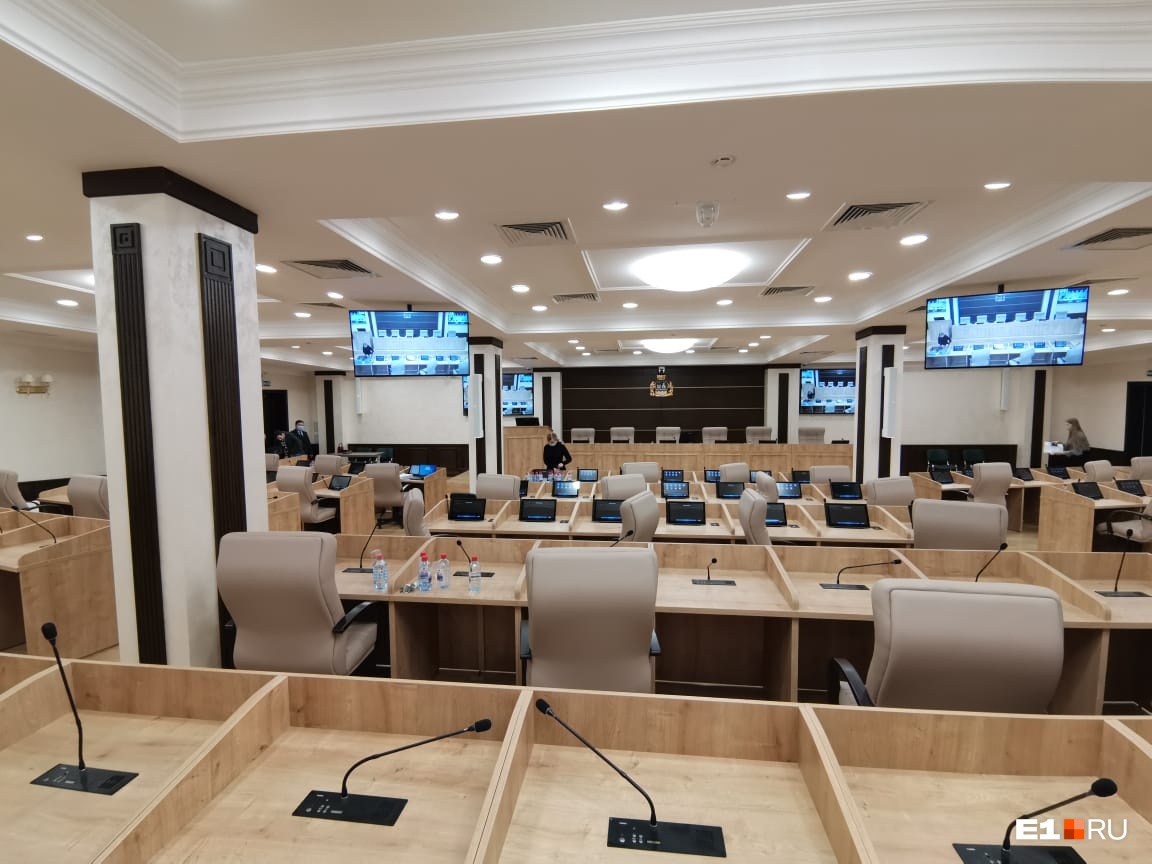 Депутаты Екатеринбурга впервые провели заседание в ЦУМе: разглядываем интерьеры нового зала