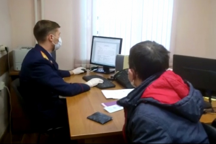 Следователи допросили подозреваемых и провели обыски по месту их жительства Следователи допросили подозреваемых и провели обыски по месту их жительства