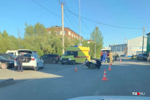 На месте работали медики скорой помощи. Помимо тяжелой травмы ноги, говорят очевидцы, мужчина получил и другие повреждения На месте работали медики скорой помощи. Помимо тяжелой травмы ноги, говорят очевидцы, мужчина получил и другие повреждения