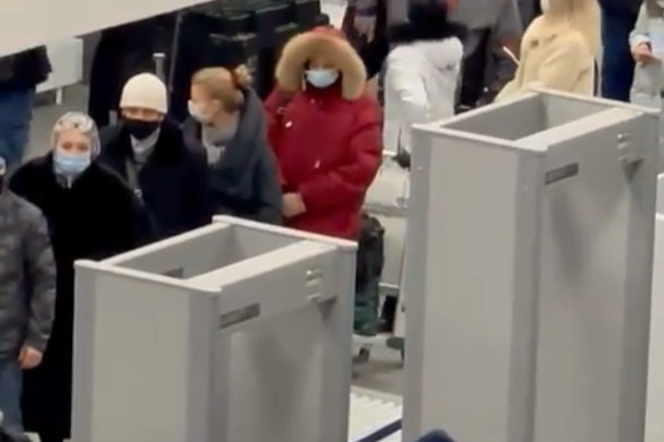 Длинные очереди перед рамками металлодетекторов сняли на видео в середине декабря Длинные очереди перед рамками металлодетекторов сняли на видео в середине декабря
