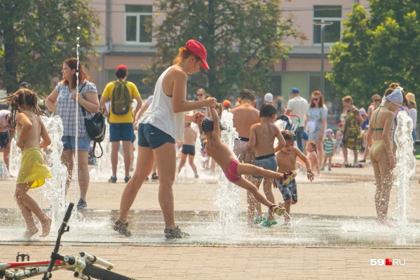 Пермяки сейчас спасаются от жары с помощью фонтанов Пермяки сейчас спасаются от жары с помощью фонтанов