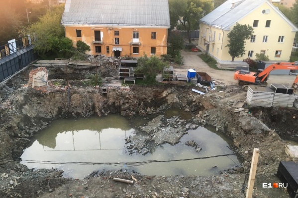 Застройщик устроил потоп и оставил жилой дом без воды Застройщик устроил потоп и оставил жилой дом без воды