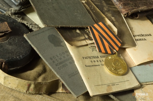 Живая память о войне хранится в семьях и передается от поколения к поколению, в том числе в виде фронтовых вещей: фляжек, командирских часов, котелков и т.д. Живая память о войне хранится в семьях и передается от поколения к поколению, в том числе в виде фронтовых вещей: фляжек, командирских часов, котелков и т.д.