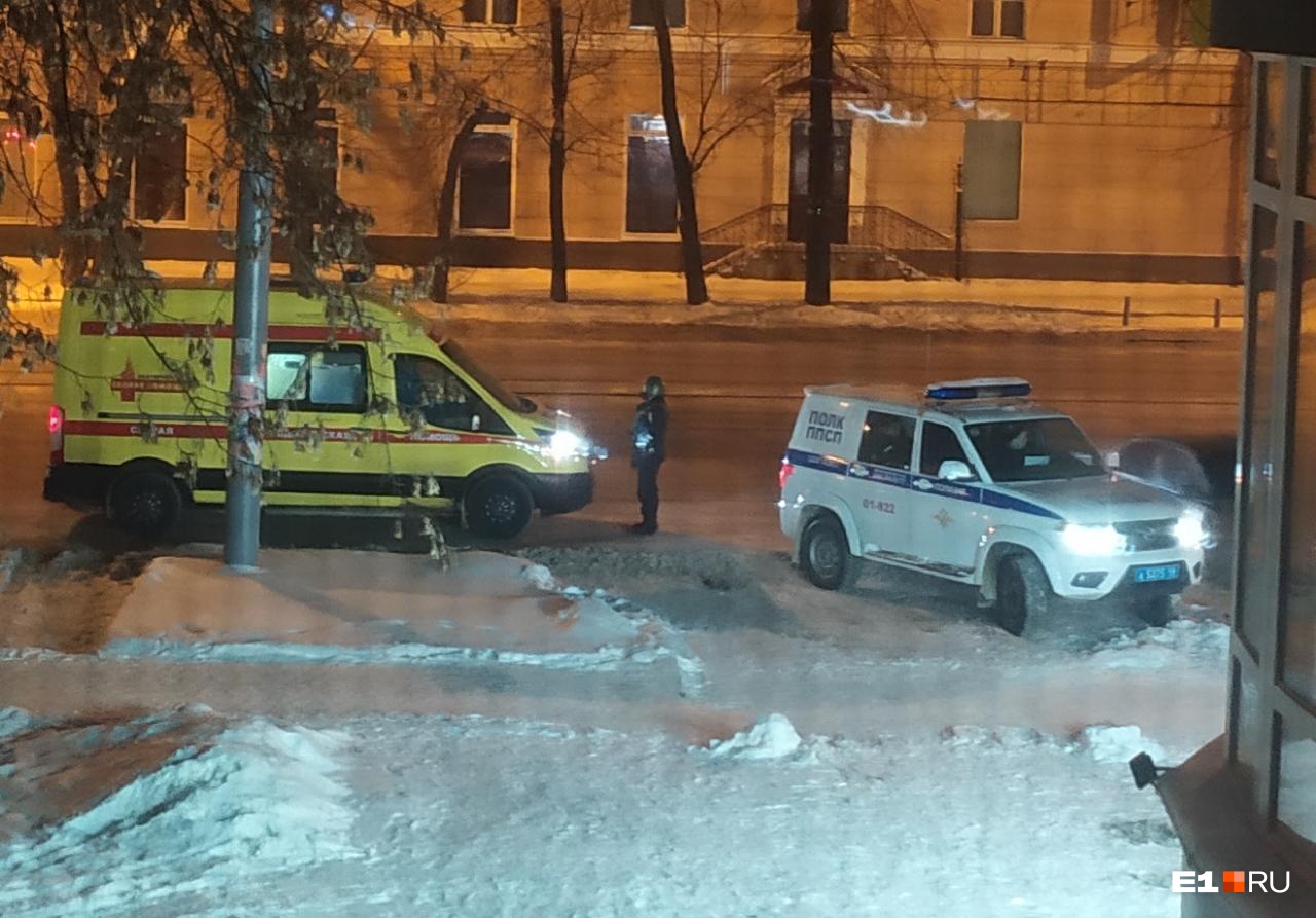 В центре Екатеринбурга несколько раз выстрелили в мужчину. На месте полиция и скорая