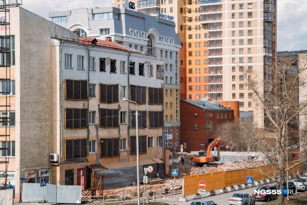 Часть здания рядом с Комсомольским мостом сегодня сровняли с землей. Разрушение стало этапом «реконструкции» Часть здания рядом с Комсомольским мостом сегодня сровняли с землей. Разрушение стало этапом «реконструкции»