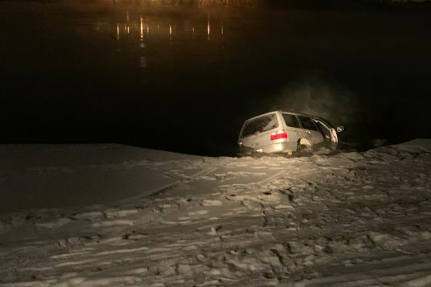 В машине было трое мужчин, они выбрались из воды самостоятельно В машине было трое мужчин, они выбрались из воды самостоятельно