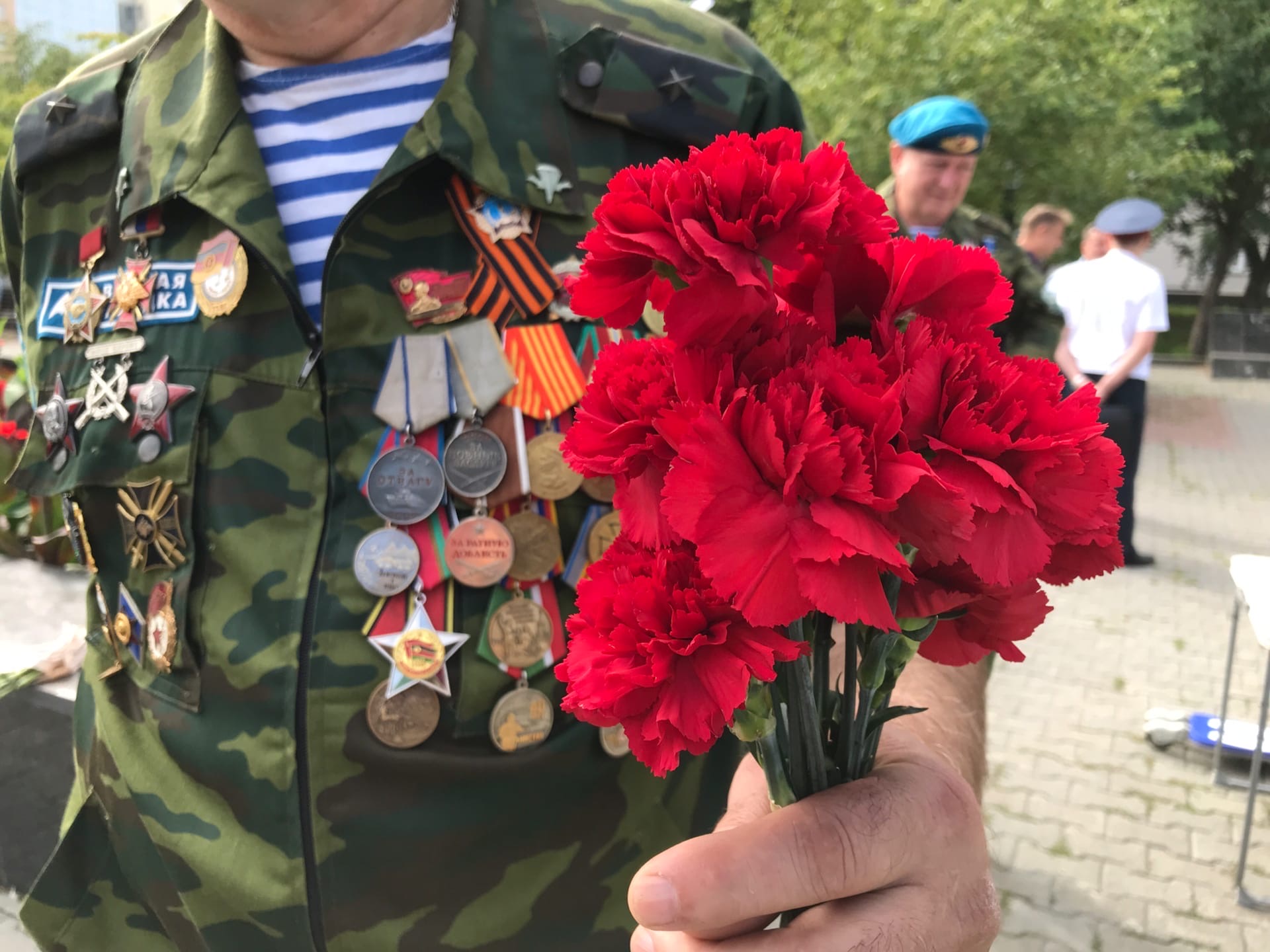 Построение на аллее Славы и автопробег: в Челябинске отмечают День Воздушно-десантных войск