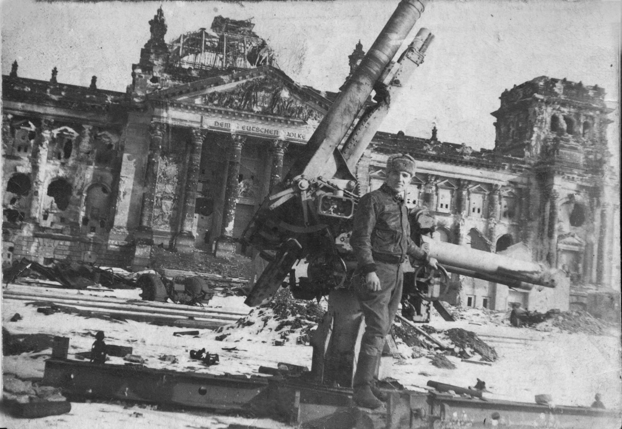 7 мая 1945 года, водитель грузовиков-заправщиков Василий Клименко <a href="https://www.e1.ru/news/spool/news_id-52969711.html" target="_blank" class="_">на фоне разбитого Рейхстага</a>