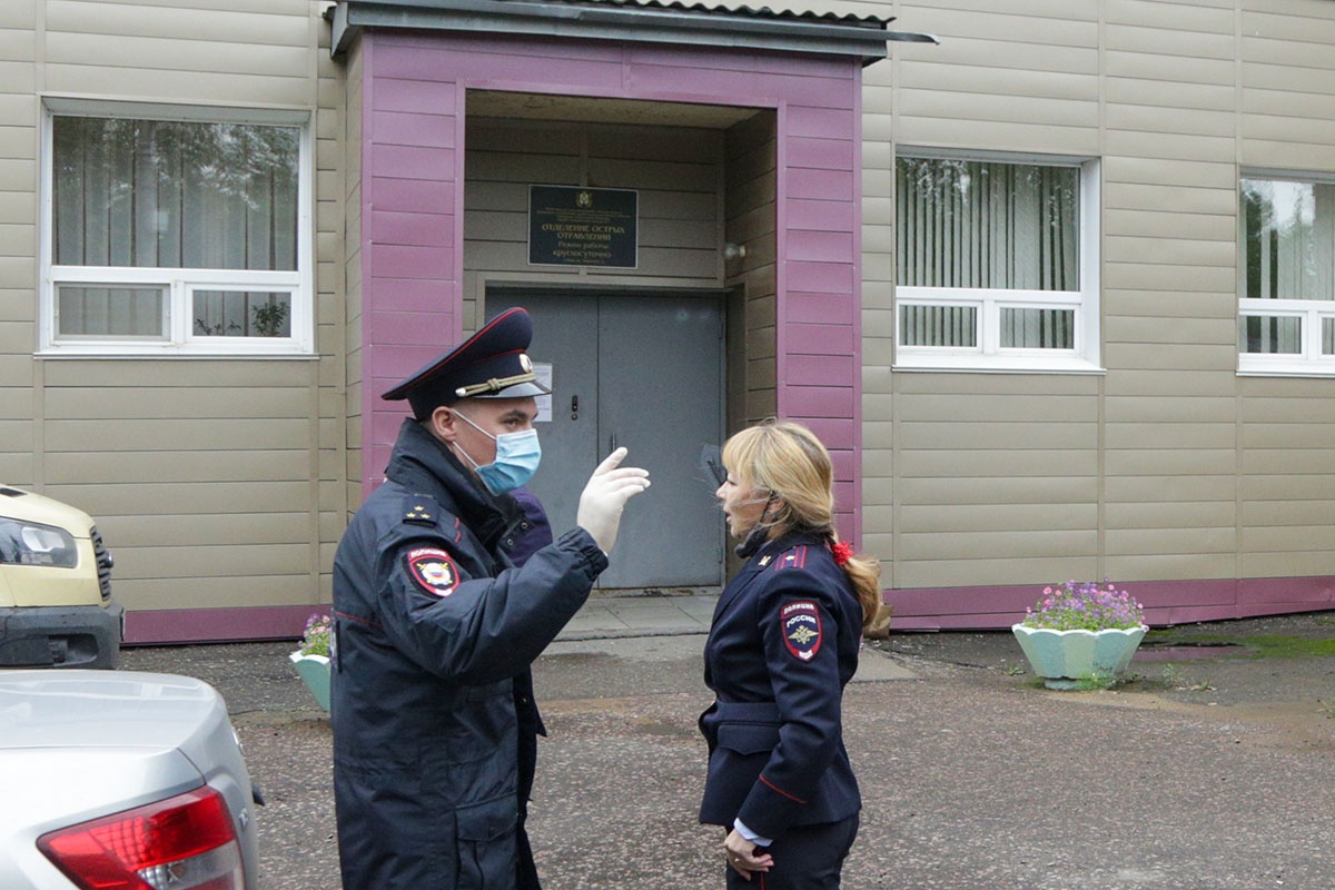 Полиция около. Евгений Софийчук ТАСС. Российский полицейский допрашивает человека. Полиция отравление. Полицейские проверяют домовладение.