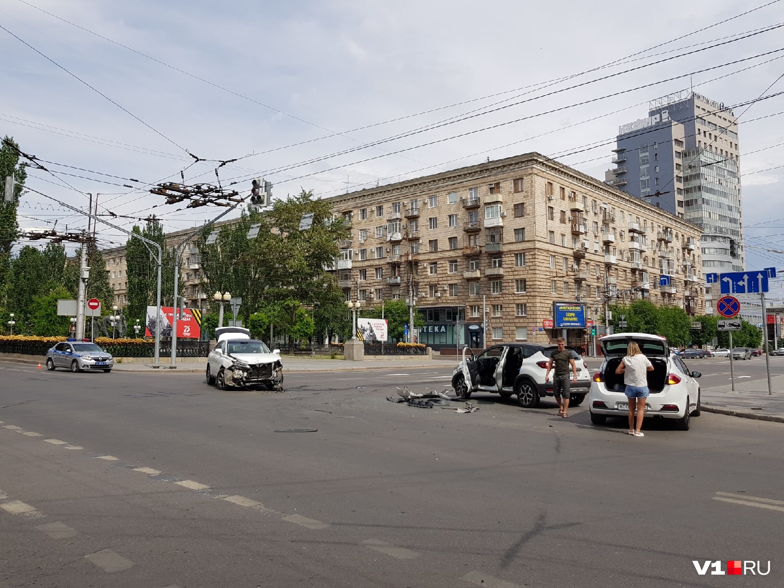 Перекресток волгоград. Перекресток белый Аист Волгоград. Перекресток улицы Пушкина и проспекта Ленина Волгоград. Перекресток семи ветров Волгоград. Авария в центре Волгограда.