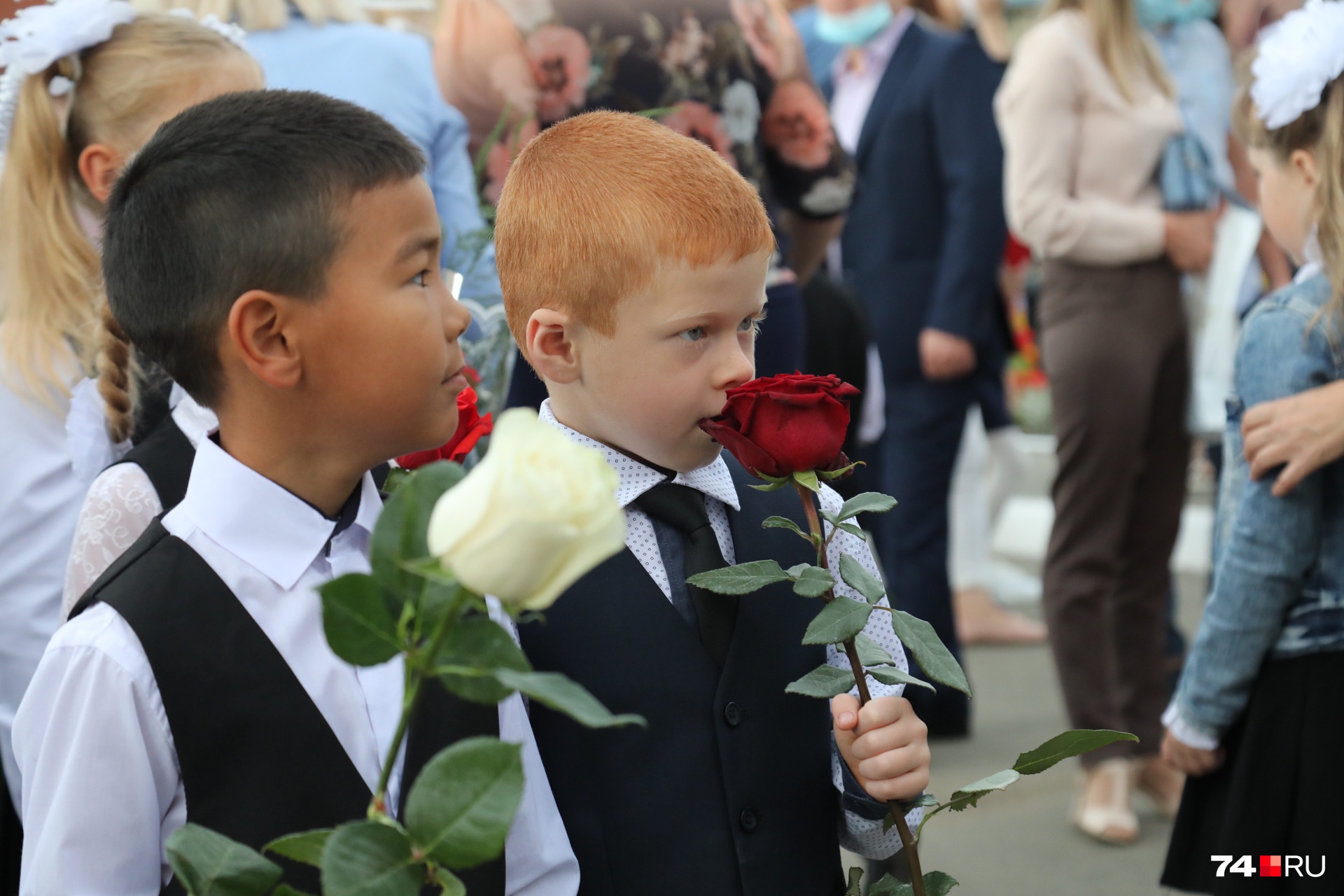 Сегодня учатся школьники в челябинске. Школьники на линейке. Дети школьники линейка. Портрет школьника на линейке. Школьник в Челябинске.