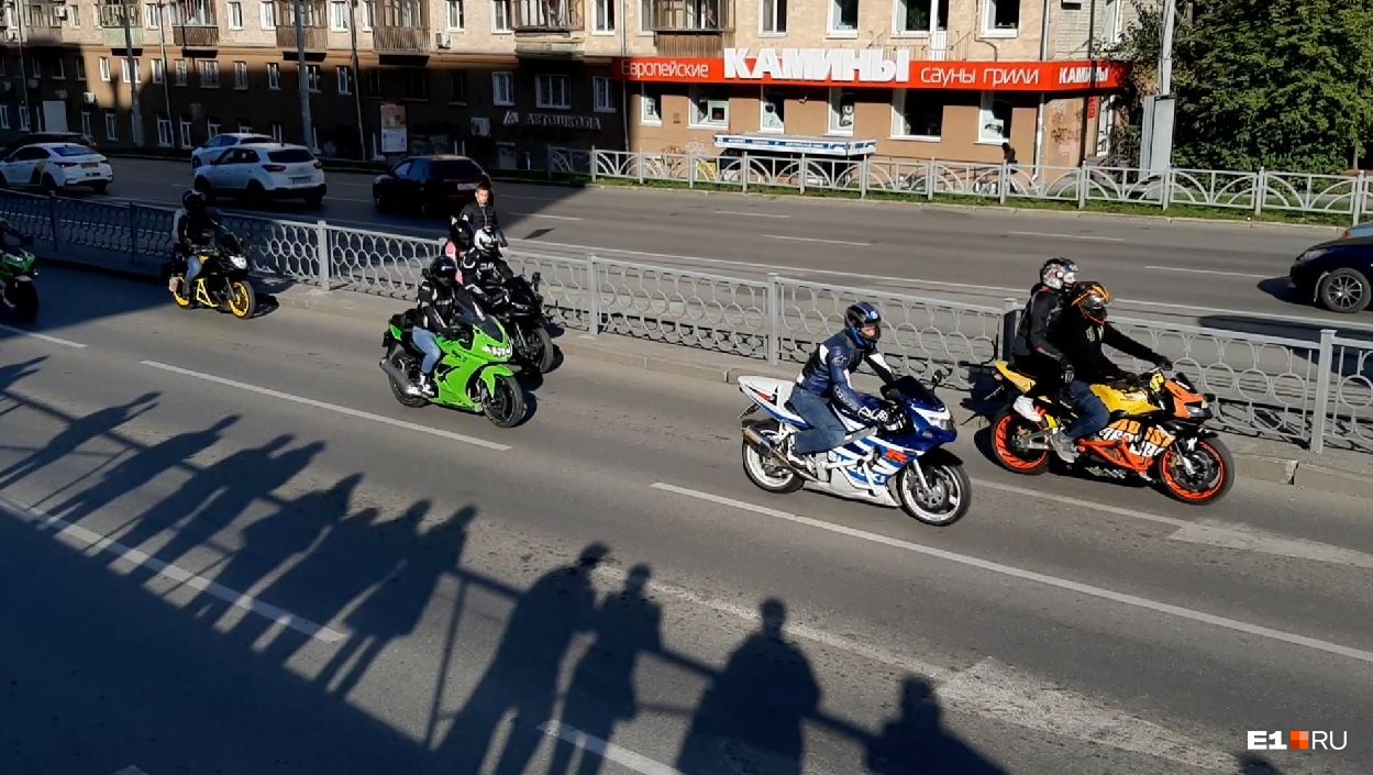 По Екатеринбургу проехала колонна из сотен мотоциклов. Показываем видео