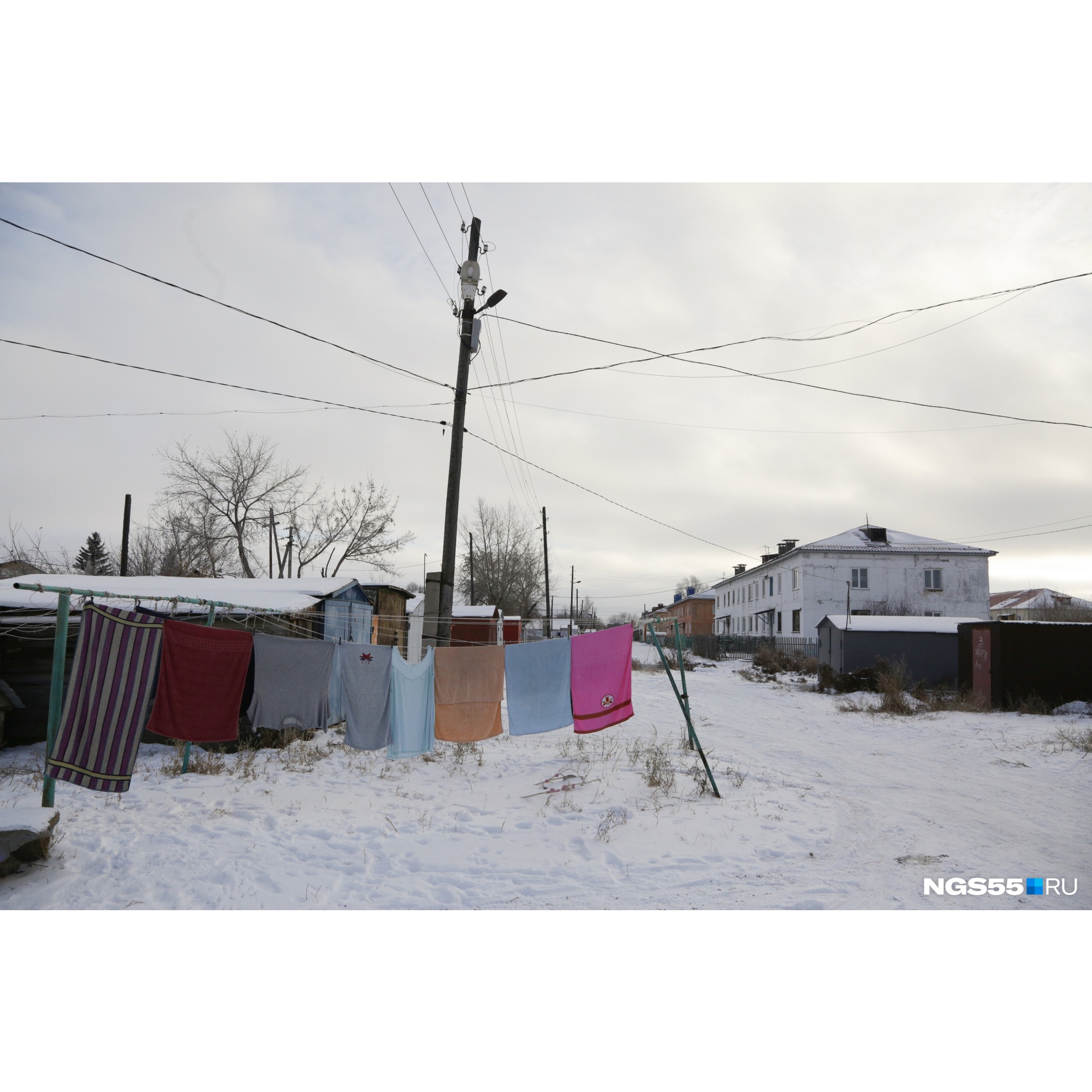 Жители села привыкли вывешивать белье на улице даже в морозную погоду Жители села привыкли вывешивать белье на улице даже в морозную погоду