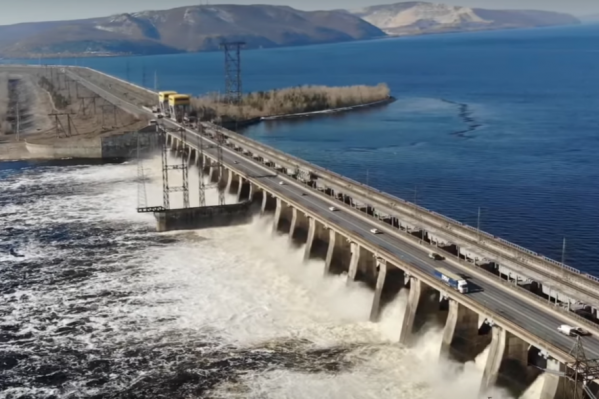 Водосливную плотину начали открывать еще в марте Водосливную плотину начали открывать еще в марте