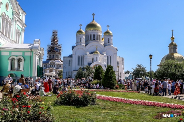Во время торжеств Дивеево традиционно посещают больше десятка тысяч паломников Во время торжеств Дивеево традиционно посещают больше десятка тысяч паломников