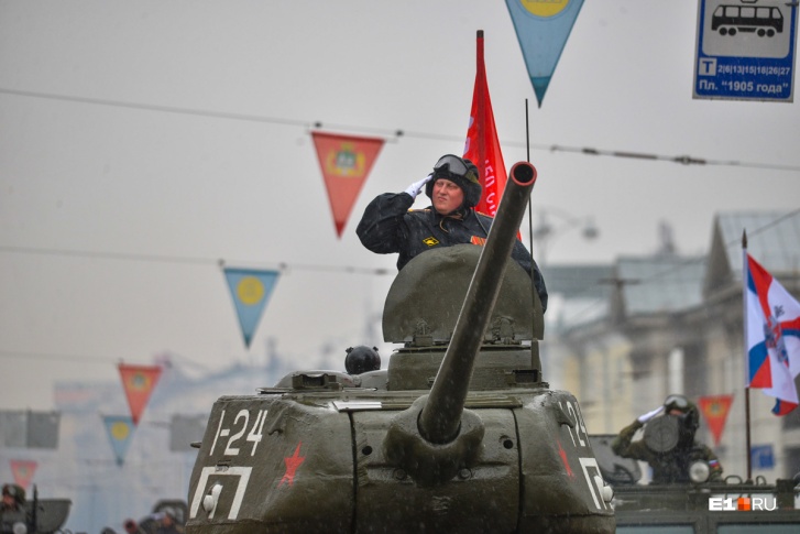 В 2018 году колонну техники возглавлял танк Т-34 В 2018 году колонну техники возглавлял танк Т-34