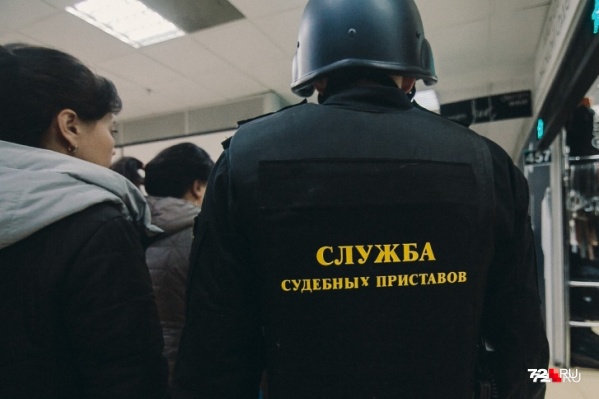 Мужчина привел экс-жену в отдел приставов, чтобы доказать, что оплатил долг по алиментам. Он очень хотел улететь на отдых с невестой, но не смог Мужчина привел экс-жену в отдел приставов, чтобы доказать, что оплатил долг по алиментам. Он очень хотел улететь на отдых с невестой, но не смог