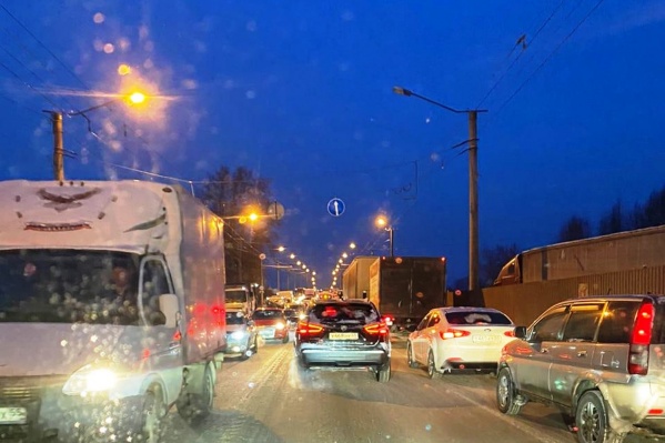 В вечернее время машины стояли в пробке в обе стороны В вечернее время машины стояли в пробке в обе стороны