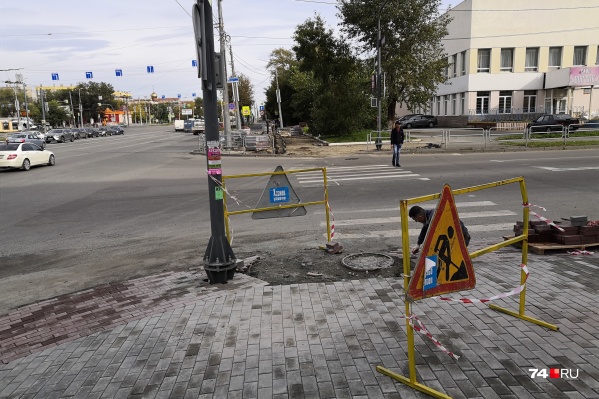 Роллер остановился на этом перекрёстке, чтобы снять затруднённый проезд. Здесь же на него и напали представители подрядчика Роллер остановился на этом перекрёстке, чтобы снять затруднённый проезд. Здесь же на него и напали представители подрядчика