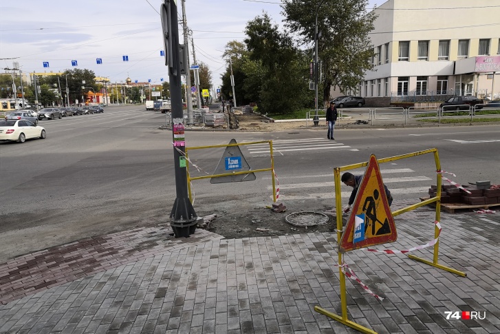 Роллер остановился на этом перекрёстке, чтобы снять затруднённый проезд. Здесь же на него и напали представители подрядчика Роллер остановился на этом перекрёстке, чтобы снять затруднённый проезд. Здесь же на него и напали представители подрядчика