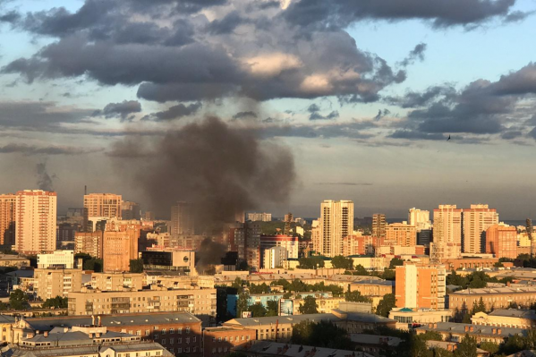 Над городом поднялся столб дыма Над городом поднялся столб дыма