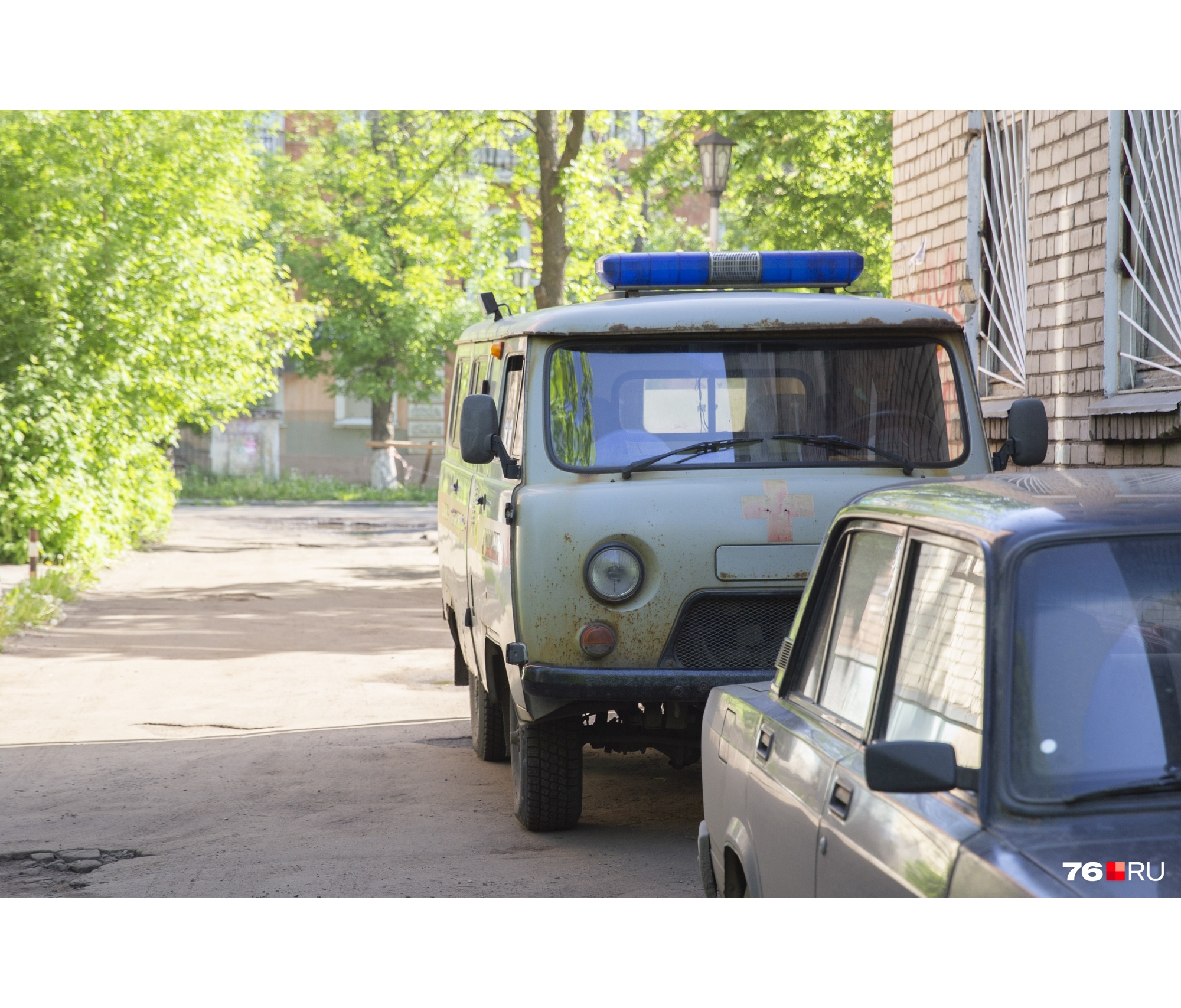 Медики жалуются, что в защитных костюмах очень жарко. А в старых машинах без кондиционеров — вдвойне Медики жалуются, что в защитных костюмах очень жарко. А в старых машинах без кондиционеров — вдвойне